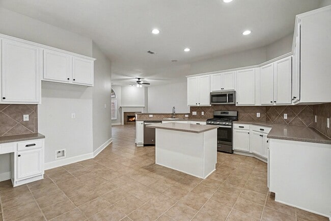 Building Photo - 809 Hallmark Oak St