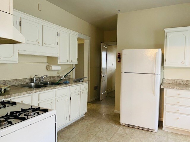 Kitchen - 126 Peck Ave