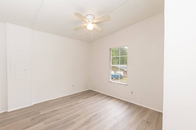 Building Photo - Well Maintained Three Bedroom Home!
