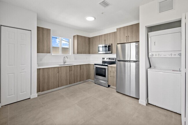 Primary Photo - 1295 W 69th St