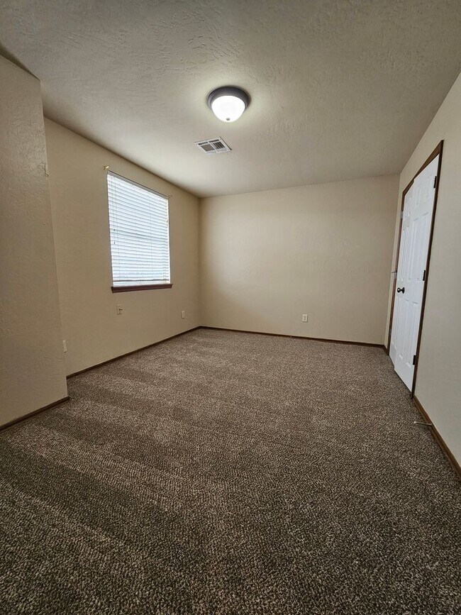 Building Photo - (4) Bed/(2) Bath in Moore w/ Shelter Avail NOW! Pets Negotiable!