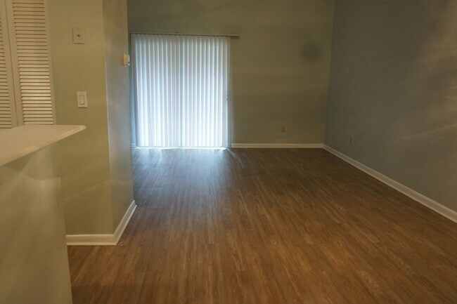 Building Photo - 5492 Pinehaven Ct