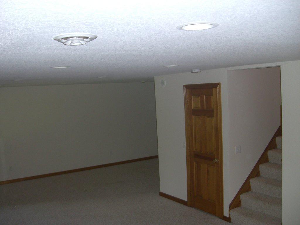 Building Photo - 722 Hilltop Ln