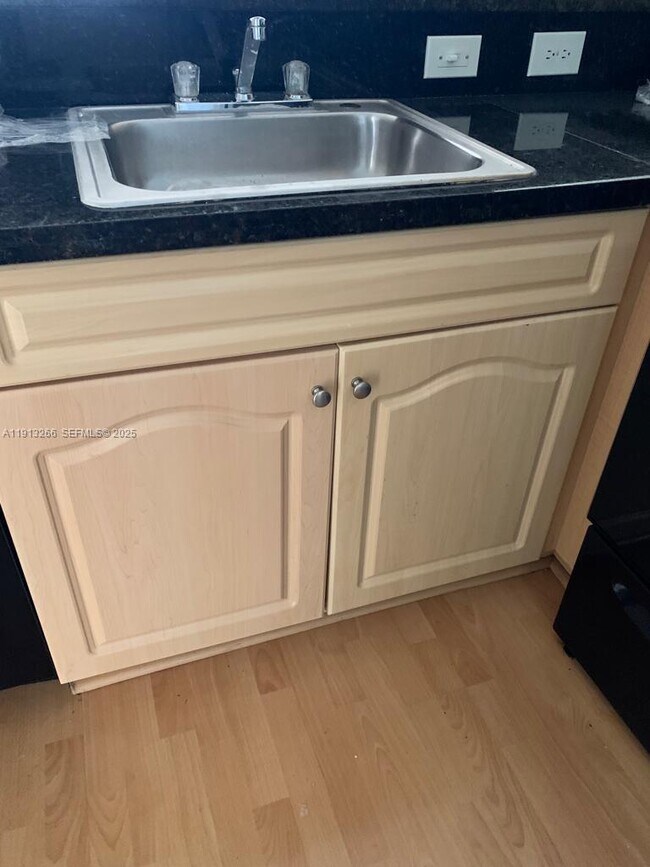 Building Photo - 9925 Nob Hill Pl