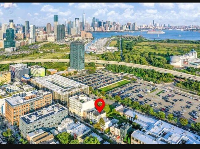 Building Photo - 54 Monitor St