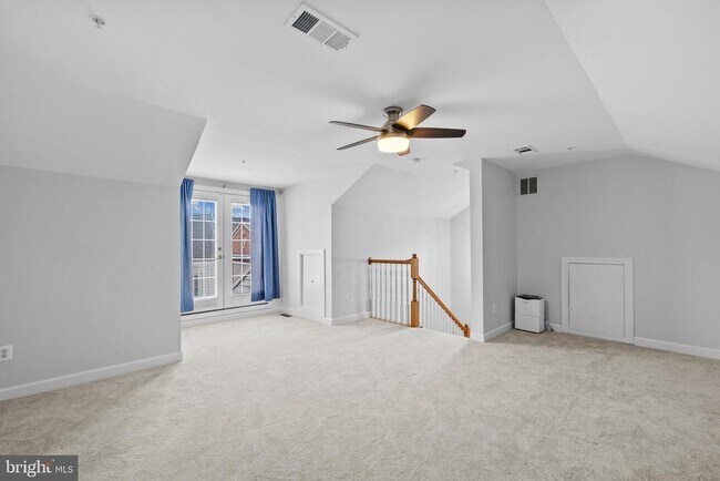 Building Photo - 271 Murtha St
