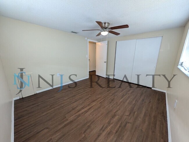 Building Photo - REDUCED!!!!  True 3 Bed~2 Bath~with garage. Over 1,000 sq ft, with updated kitchen & bathrooms, l...
