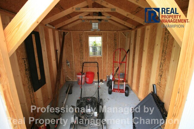 Building Photo - 3 BD/2 BA Home w/Attached Garage on Large Corner Lot w/Fenced Backyard
