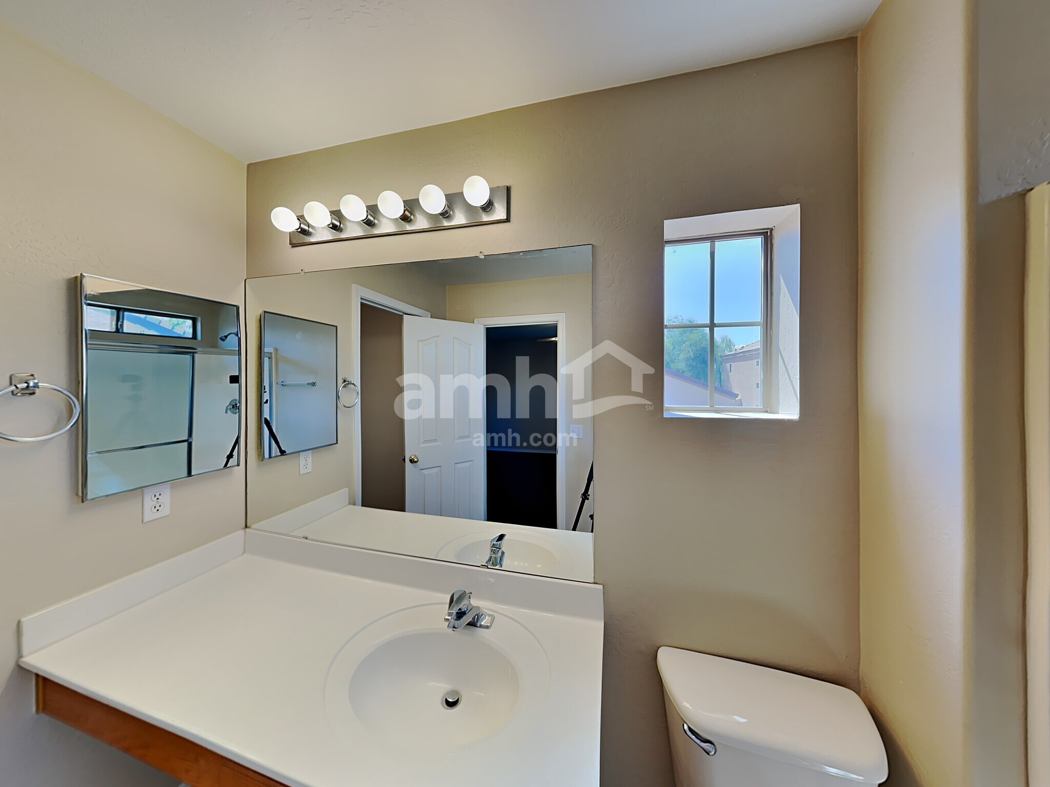 Building Photo - 3040 W Los Gatos Dr