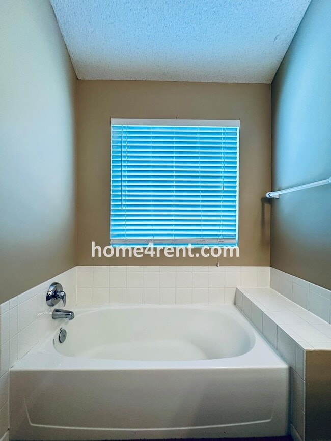 Building Photo - Four Bedroom Olathe Home in a Quiet Neighb...