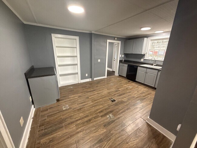 Building Photo - 4 Bed | 2 Bath | Detached Garage | Spacious Living