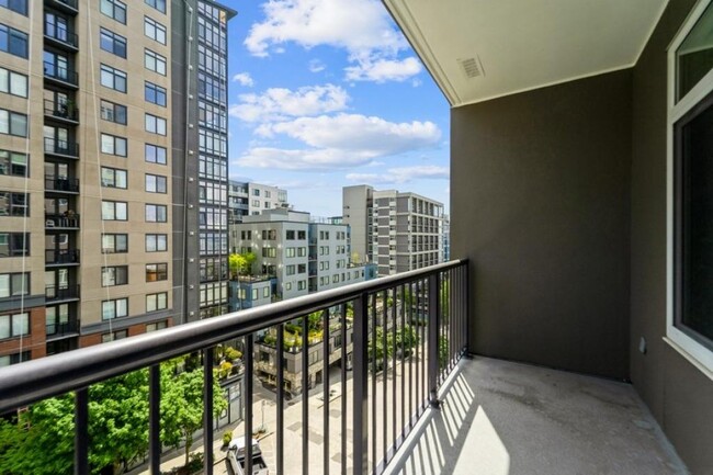 Building Photo - Ellington - 1 bedroom + den