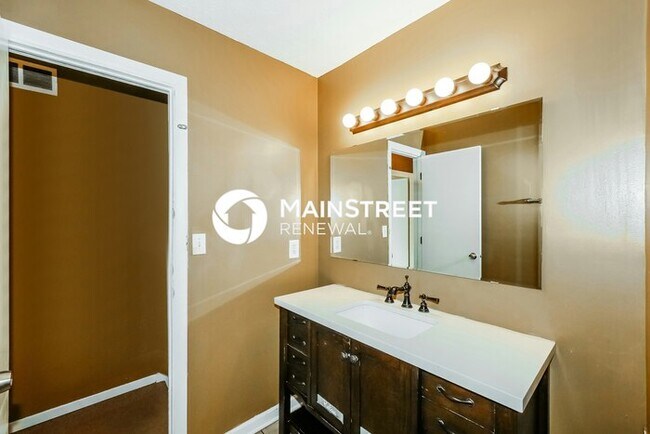 Building Photo - 3 Bedroom Pet-Friendly Home in Indianapolis, IN with Main Street Renewal