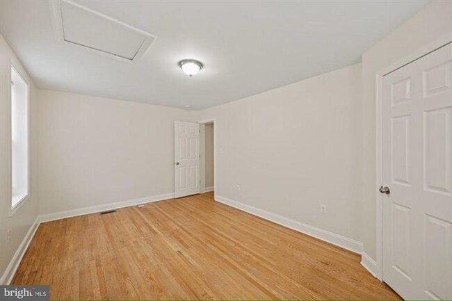 Building Photo - Available Now- Beautiful 3 Bedroom, 2 Bath...