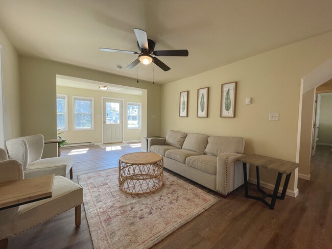 Building Photo - 100 Miller St