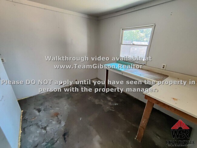 Building Photo - 4 Bedroom / 2 Bathroom Home.