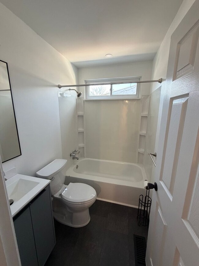 Building Photo - Remodeled 4BR/2BA Home in Lansing — Move in ready