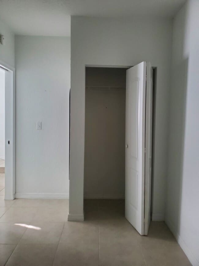 Building Photo - 1806 Grasmere Dr