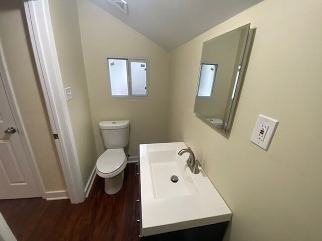 Building Photo - Newly renovated Home in Broadmor!