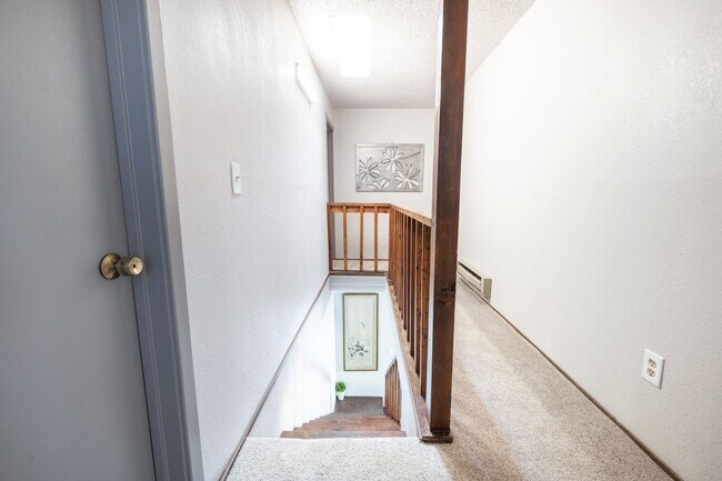 Building Photo - Westside 2BD Duplex