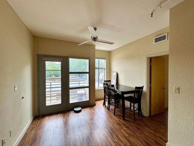 Building Photo - 2/2 Apartment Walking Distance from UT