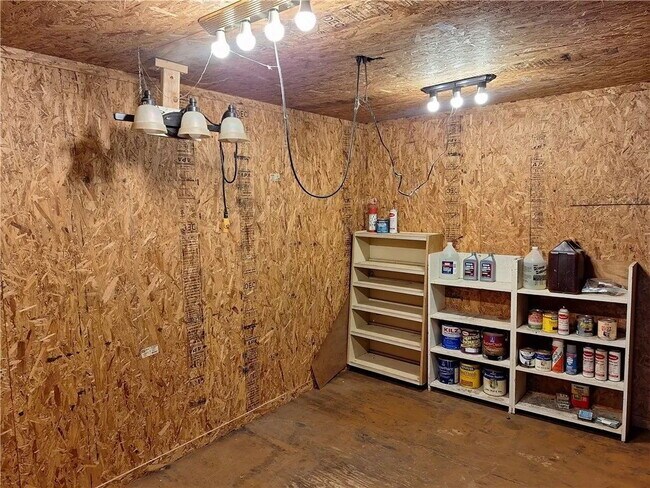 Building Photo - 3 Bedroom Home w/ Workshop and Fenced Yard
