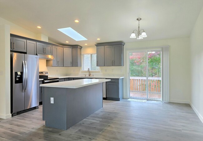 Building Photo - Arlington - Updated Home with 4 Bedroom + ...