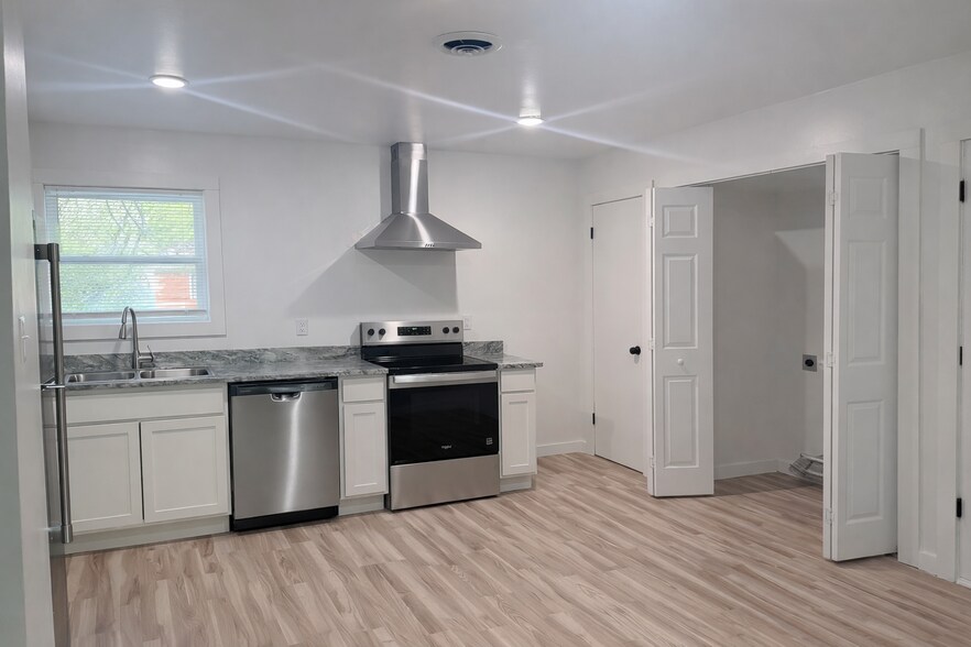 Building Photo - 2122 Sun Cir