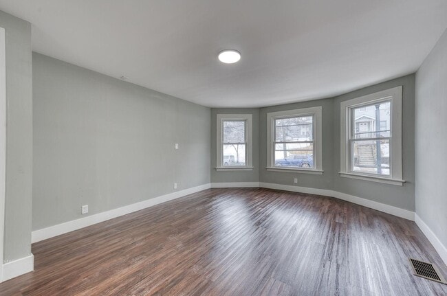 Building Photo - 68 Lewis Ave