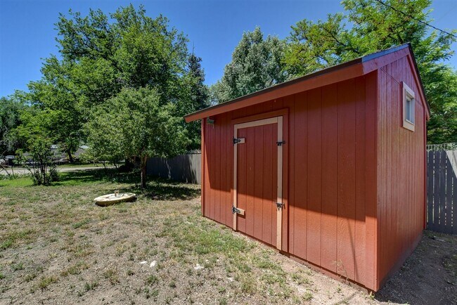 Building Photo - Nestled In the Granite Dells!