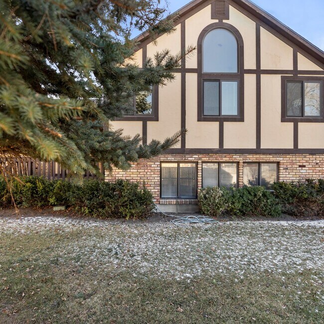 Building Photo - Large Murray 4 Bedroom Home