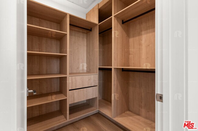 Building Photo - 1541 1/2 Hi Point St