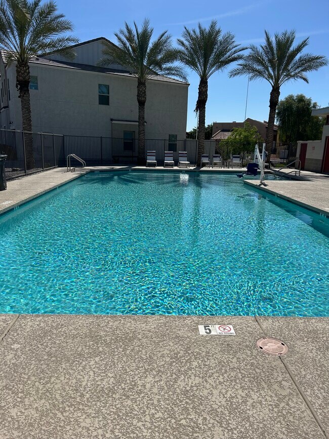 Building Photo - 2273 W Echo Ln