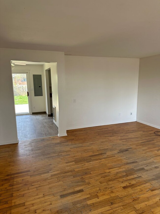Building Photo - 3 Bedroom 1.5 Bathroom Home WSG Included! ...