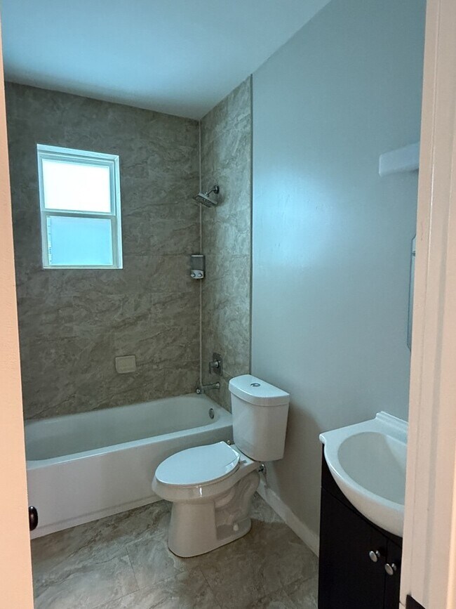 Building Photo - 430 Schmidt Rd