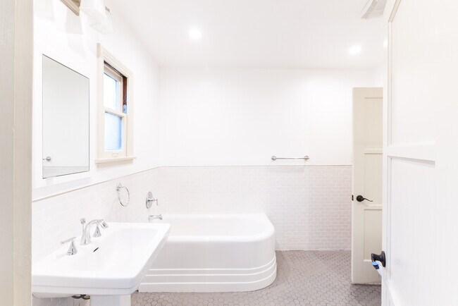 Building Photo - 1066  S Genesee-