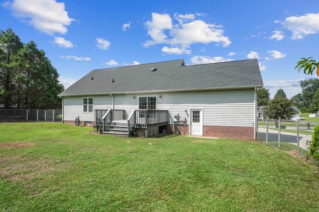 Building Photo - 202 Starcrest Dr