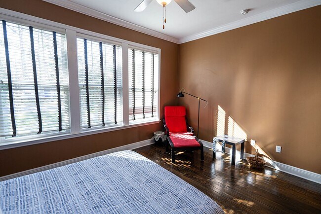 Building Photo - Cozy Midtown 3 Bed / 2 Bath Retreat!