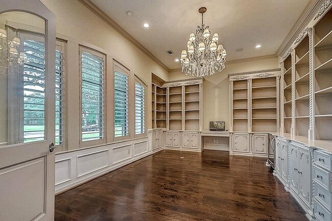 Building Photo - 5559 Holly Springs Dr