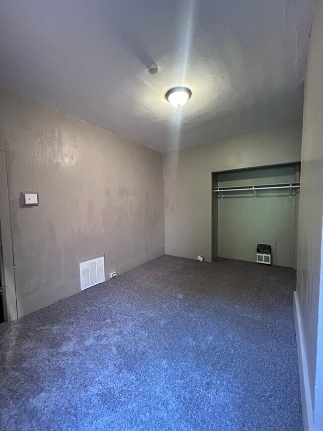 Building Photo - 5 Bedroom 1.5 Bath Home| Brighton Heights ...
