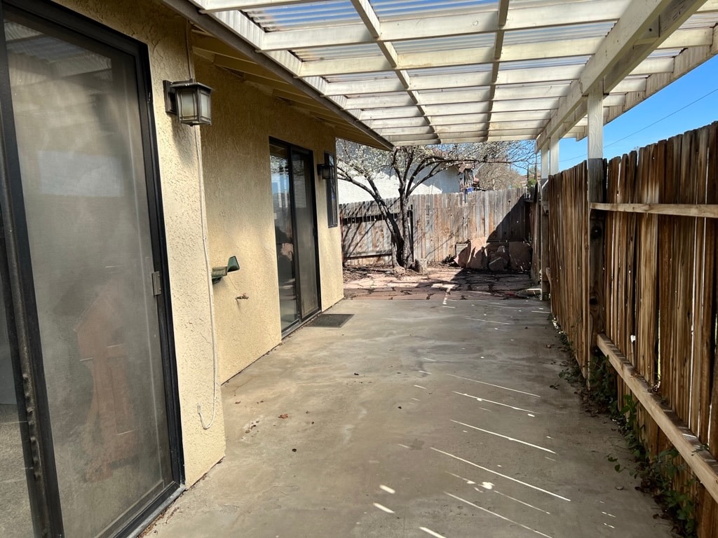 Building Photo - 212 Oak Meadow Ln