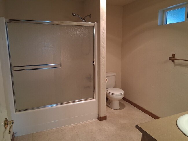 Building Photo - Comfortable 2-Bedroom Apartment in Desirab...