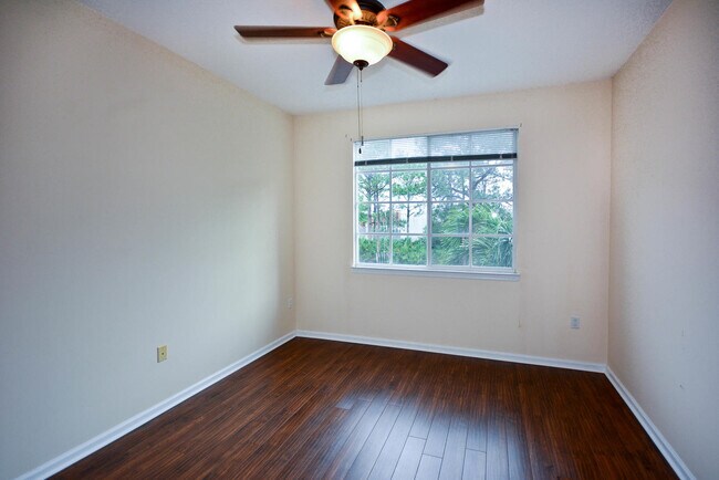 Building Photo - 6203 Myrtlewood Cir W