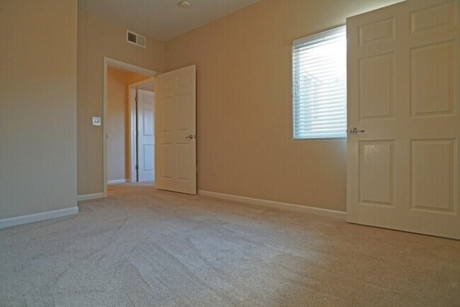 Building Photo - 3 bedroom, 2 bathroom condo with great flo...