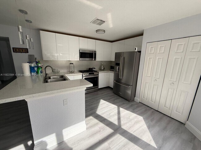 Building Photo - 9352 SW 155th Ave