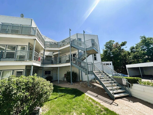 Building Photo - Updated 2 Bedroom, 2 Bath Condo (Available Immediately)