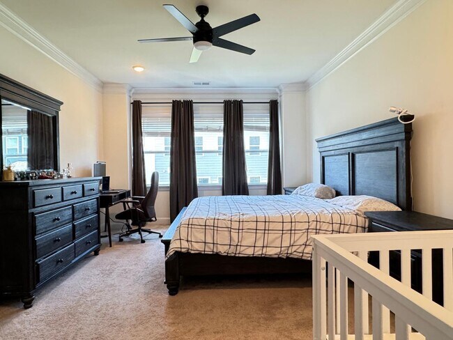 Building Photo - Spacious Luxury 3 Bedroom Townhome for Rent - Great Amenities