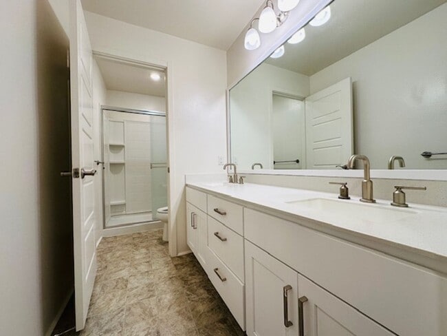 Building Photo - 3 Bedroom, 2.5 Bathroom with 1 Enclosed Pa...
