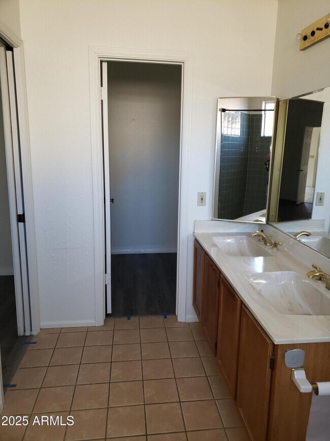 Building Photo - 2708 W Gila Ln