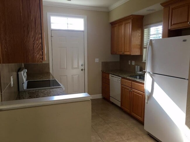 Building Photo - Wonderful 3 bed 3.5 bath near Clinton Lake!